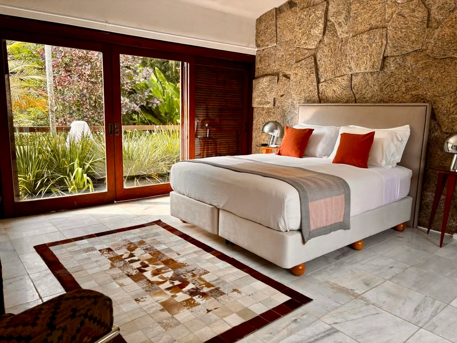 Presidential White Suite (Private Terrace)